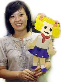 金龍國小教務主任楊小梅拿著孩子們自製的故事道具。