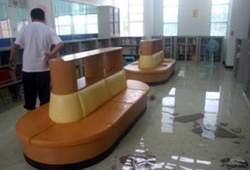 水淹進圖書館內。