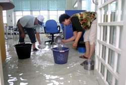 屏東縣鹽埔鄉立圖書館淹水嚴重。
