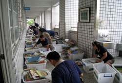 志工投入協助整理書籍。