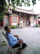 老厝、老人、老樹構成一副詳和的畫面。(編輯部)