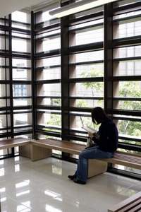 利用大片玻璃引進自然光，讓讀者自在閱讀同時節約能源。
