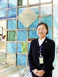 館長葉淑靜與館內的公共藝術品合影。