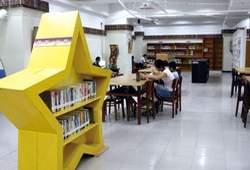 利用糖果節剩下的道具作成可愛書架。