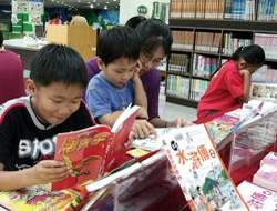 從小養成閱讀習慣，對人格發展有極大的助益。