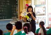 上課時，老師利用皮影偶講解吸引小朋友的目光。