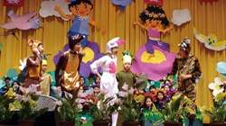 信義國小偶戲團在舞台上的演出生動又活潑。