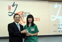 教育部次長吳財順頒獎給短篇小說優選得主曾天倪。(藝教館提供)