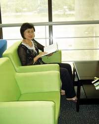 館長沈守真坐在蘋果綠的沙發內。