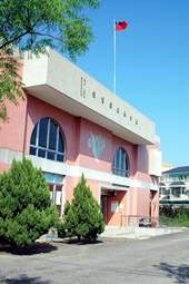 溪州鄉立圖書館整飾門面新穎。