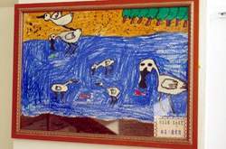 小朋友的畫作布置圖書館廊道。