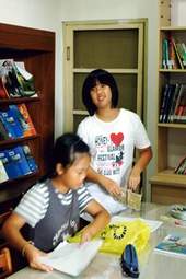 附近學童運用圖書館寫功課閱讀。