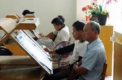 村民愛用斜角度的閱報桌。