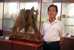 館長王國雄介紹美術館作品。