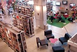 Dieselverkstaden圖書館的閱覽區，簡單的設計與擺設，希望給讀者舒服輕鬆的氣氛。(照片提供：Dieselverkstaden圖書館)