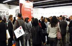 台灣館開幕，吸引國際友人駐足。