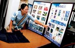 講師說明藍染的步驟與技法。