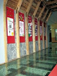以阿里山鐵路隧道作為獨特入口意象的竹崎鄉立圖書館，同時兼顧活動看板功能。