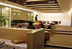 有層次的地板設計,呈現不同節奏的活潑意象。