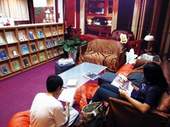 來這裡看書,鞋子脫掉也沒關係。