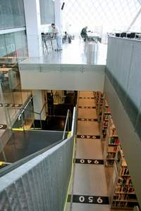 螺旋書庫增加了藏書空間的彈性。(王彥又攝影)