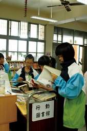 圖書館的人潮常比合作社多。