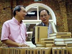 遠流出版公司董事長王榮文與發起人吳密察教授。