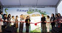 國立台中圖書館鄭慕寧副館長(右五)與北部公共圖書館代表啟動單車遊學活動。