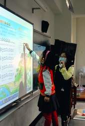 電子白板提供互動有趣教學。