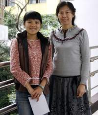 圖書館主任許釋霞(右)與館員十分重視學生的閱讀習慣養成。