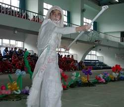 學生自製道具將文學小說人物表演出來。