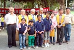 高雄縣大華國小校長（右二）親自將書及夾克送上山。