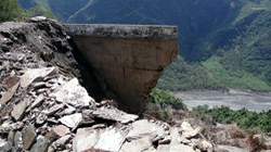 校路中斷，衝擊霧台學子的心靈。