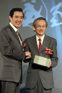 王文興獲98年國家文藝獎。﹙國藝會提供，林勝發攝﹚