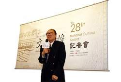 2009年1月，蕭泰然自美國返台，接受行政院頒授文化獎章。