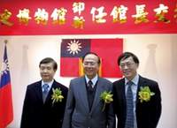 在教育部次長林聰明(中)監交下，張譽騰(右)接下史博館棒子。