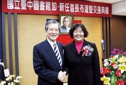 蘇忠(左)退休，呂春嬌接任國中圖館長。