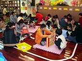 玩具圖書館親子同樂的畫面。