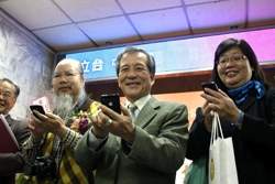 國中圖前館長蘇忠(右二)與貴賓一同用i-pod啟動數位體驗區。