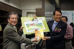 台中市副市長蕭家旗(右)借出第一本書，象徵中部公共圖書館聯盟已啟用。