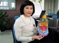 張瑞宜校長展示學生以數學原理設計的帽子。