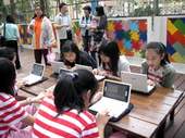孩童們專注使用筆記型電腦，因應數位時代需求。