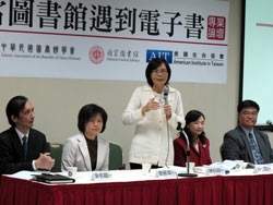 「當圖書館遇到電子書」專業論壇上與會專家交換意見。(中華民國圖書館學會提供)