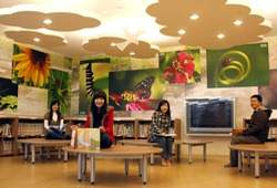 龜山鄉立圖書館團隊與蘇盈甄(左二)在可愛活潑的兒童閱覽區合影。