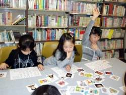 以遊戲圖卡方式學習書籍歸類。