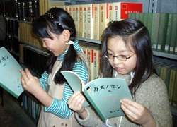 小朋友在圖書館裡發現閱讀的樂趣。