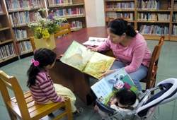 外籍配偶已經能夠自在的引領小孩進入圖書館共讀。
