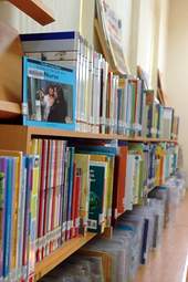 兒童閱覽室的英文童書專區。