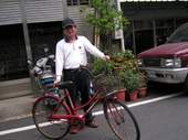 前家長會副會長黃裕榮總是騎著老單車到校當快樂義工。