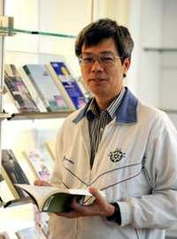 台東大學圖書館採編組組長吳錦範。